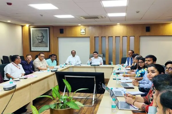 भोपाल में सड़क सुरक्षा कार्यों की समीक्षा बैठक में अधिकारी
